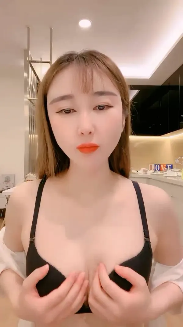 9分颜值极品美女！全身粉嫩展示身材！多毛骚穴自摸，洞口张开好像被操，翘起屁股浪叫呻吟