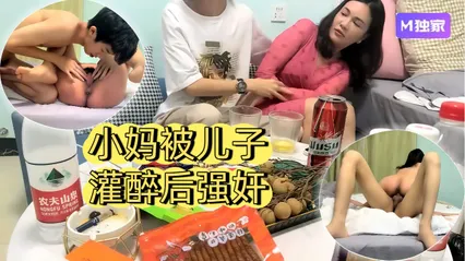 【母子乱伦】常州母子乱伦门小妈被儿子灌醉后索吻吃奶最后强奸了