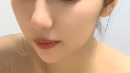 超级推荐！颜值爆表~【偷走一头猪】洗澡直播 女神首上道具，只被三个男人开发过的嫩穴，敞开了看