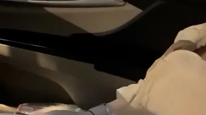 大晚上驾车接上加班的少妇！野外路边草丛操逼！脱下裤子打灯光掰穴，特写视角后入，无套内射