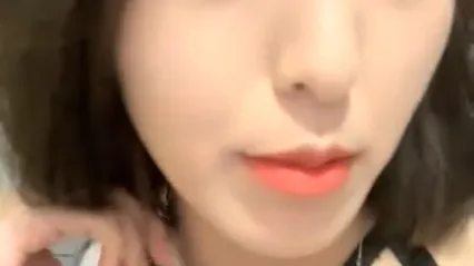 04年艺校妹妹！短发甜美颜值超顶！酒店开房自慰，情趣装贫乳，掰开多毛骚逼，手指扣弄近距离特写