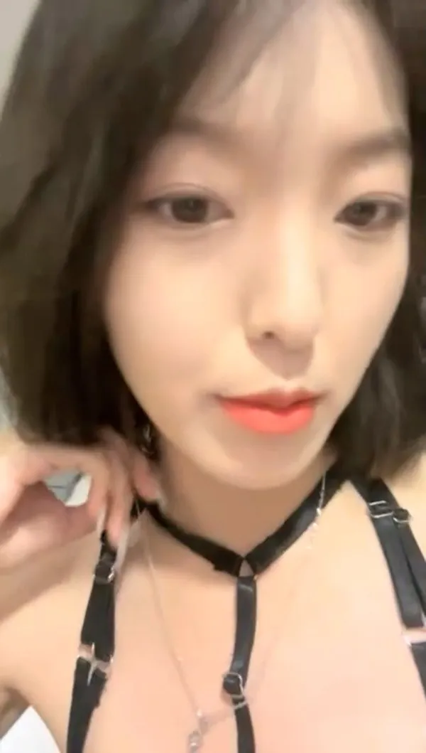 04年艺校妹妹！短发甜美颜值超顶！酒店开房自慰，情趣装贫乳，掰开多毛骚逼，手指扣弄近距离特写