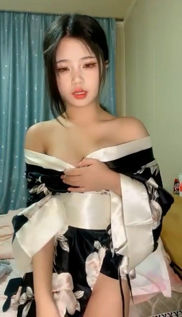 甜美少女炮友操逼！娇小身材粉嫩小穴！黑丝袜张开双腿，从下往上视角，后入慢慢操，低低呻吟娇喘