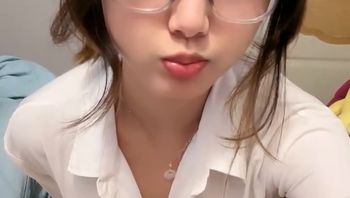 清纯系天花板！极品尤物美少女！黑框眼镜卡哇伊，难得收费房，脱光光掰嫩穴，背身极品美臀 Cover