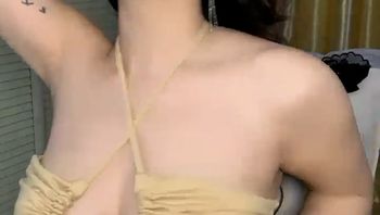 气质超棒大奶美女！难得双人操逼秀！隔着衣服揉捏奶子，表情很是淫骚，吸屌舔蛋，扶腰后入操 Cover