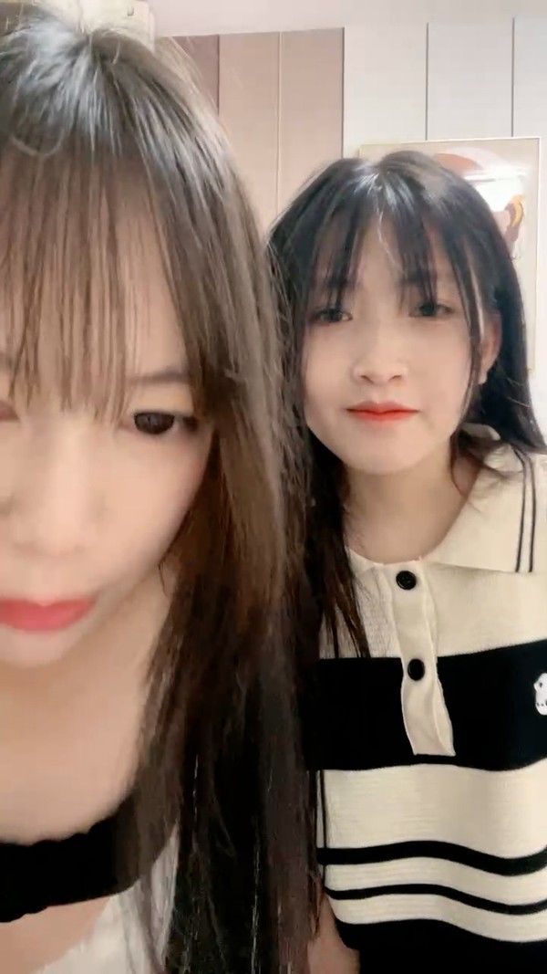 清纯美少女！新人姐妹花刚下海！文静乖巧，收费房脱光光，粉嫩小穴互摸，大姨妈还没走完