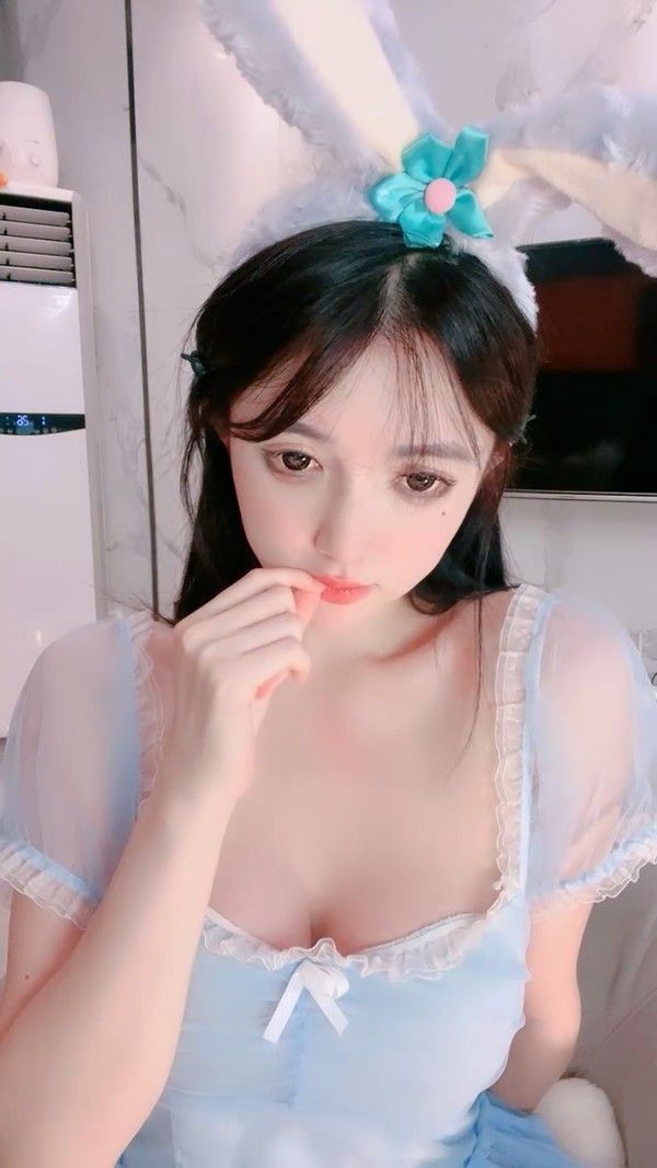 极品尤物网红女神！爆乳美腿女仆装！翘起屁股短裙，自摸骚穴热舞，换装诱惑，干净肥唇美穴 HD