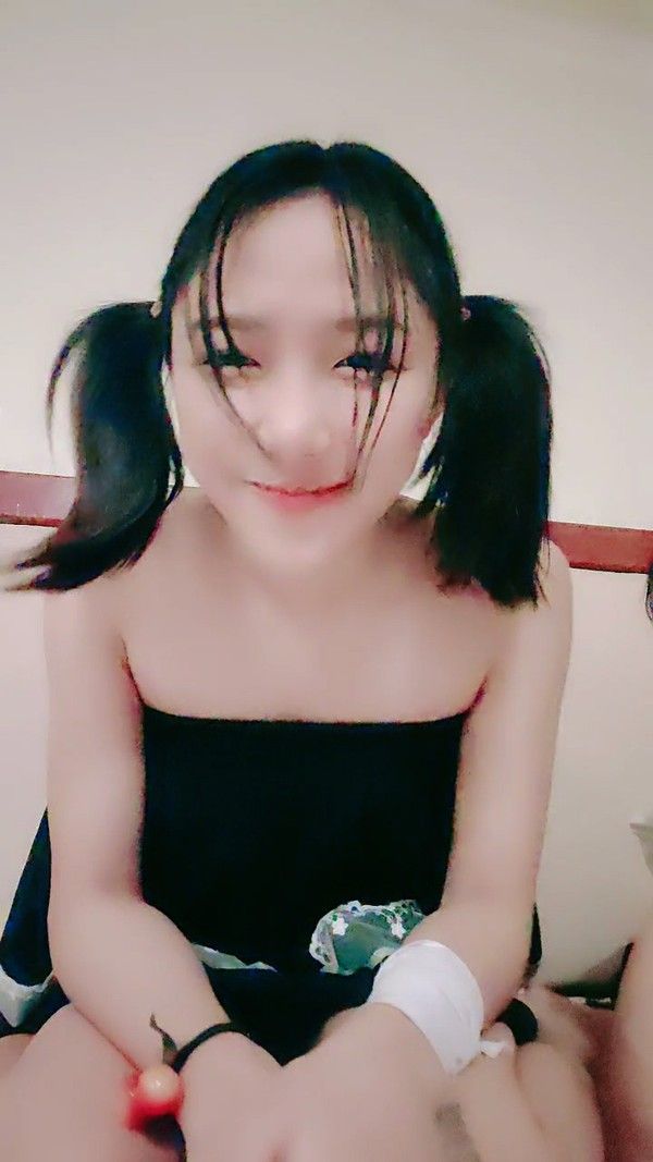 调教双马尾清纯小妹口交大鸡巴，乖巧可爱全程露脸，揉奶玩逼各种舔弄大鸡巴，淫声荡语撩骚狼友按摩棒玩逼逼