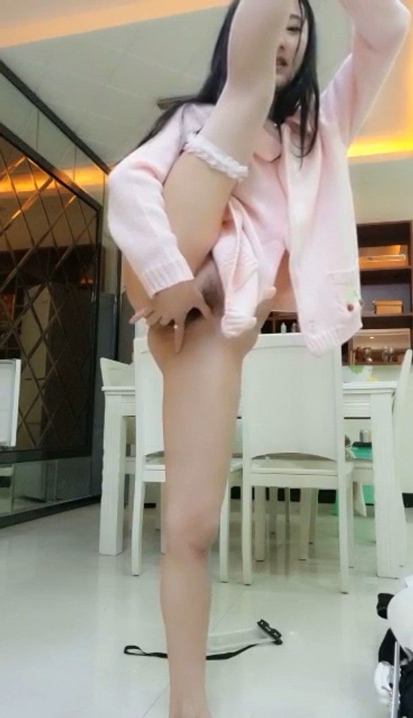 性感美女主播一字马表演才艺