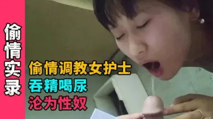 土豪偷情包養小三女護士　女護士白嫩的乳房被土豪抓得全是紅印　汗水和體液流了一床　窄穴被粗大雞巴完全塞滿撐開 封面
