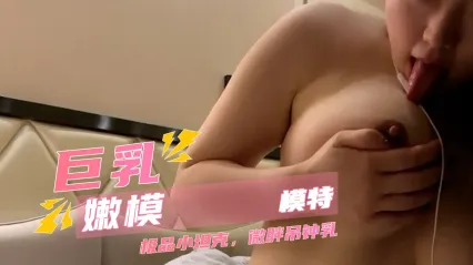 極品微胖小戰車美女模特兒大尺度直播自慰誘惑 聽從觀眾指令 手指狂揉巨乳大奶 展露肥美下體摳弄騷穴 封面