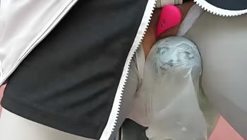 騎車夾跳蛋，噴得腿上全是水 封面