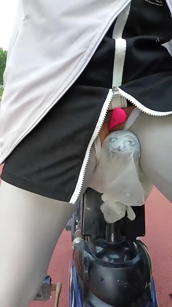 骑车夹跳蛋，喷的腿上全是水