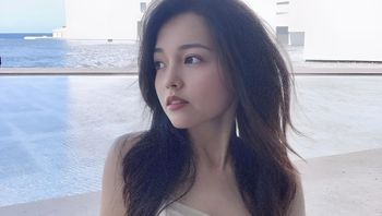 Canadian international student Li Tianyi, Weibo user Li Tianyi, a stunningly attractive young woman with an exceptionally sweet smile, passionately makes love with her younger boyfriend in a hotel room, kneeling on the floor to perform oral sex on his large penis. Cover