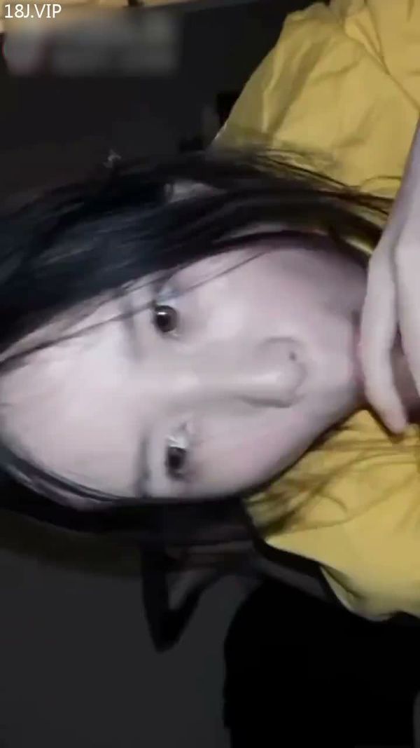 边和她妈妈打电话边帮我口