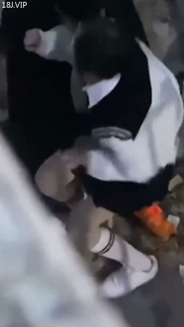 户外偷拍小情侣