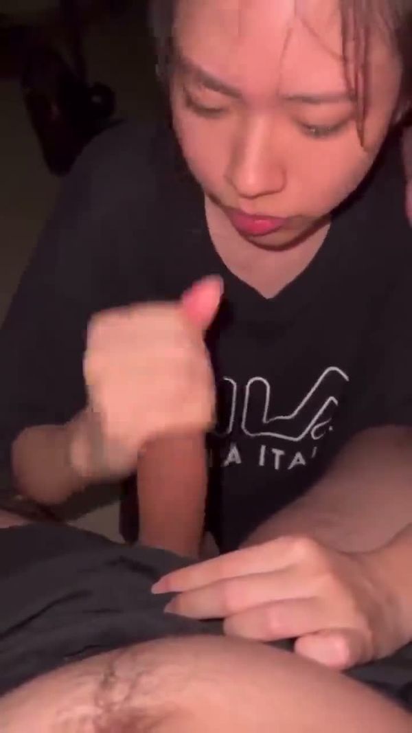 乖巧女友帮我打飞机
