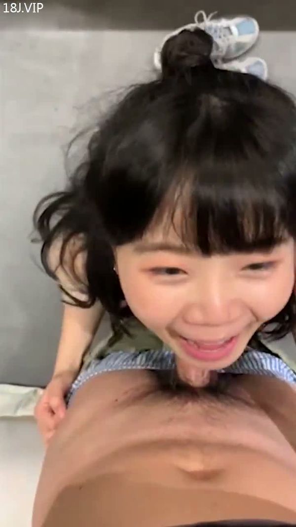 小母狗跪地为主人服务