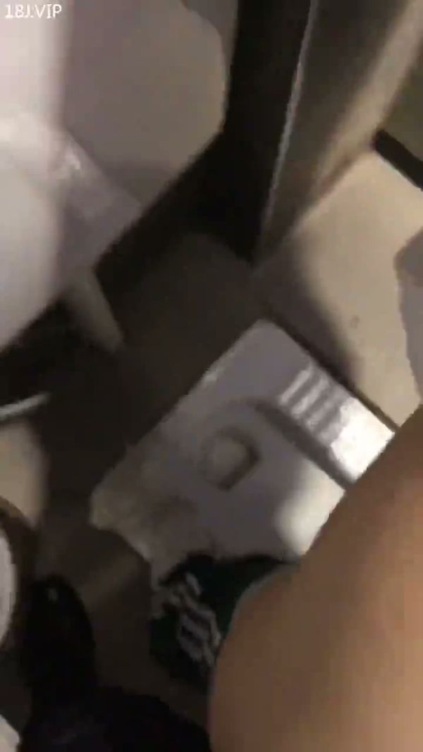 憋不住厕所干起来了