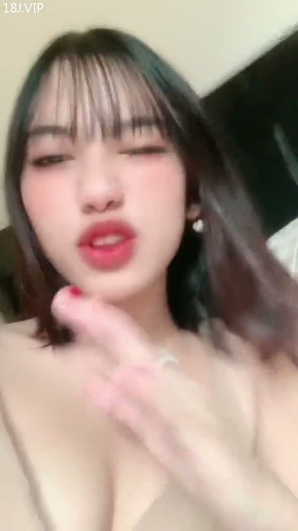 妹子自慰差点被发现