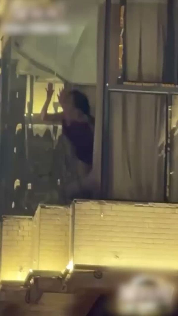 偷拍对面楼阳台操逼