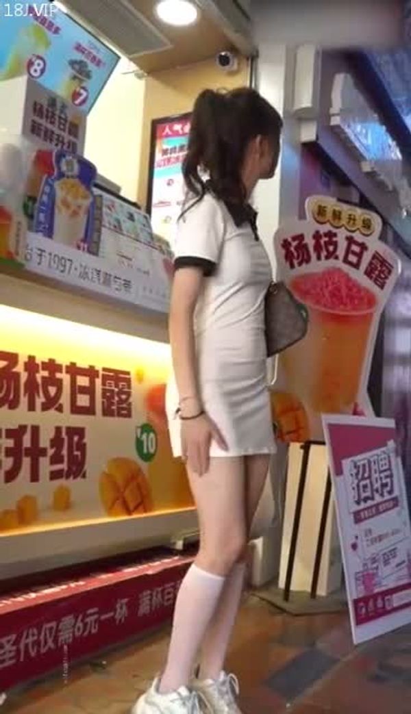 裙底偷拍短裙妹子