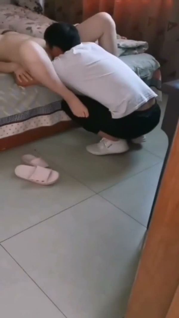 哥舔妈逼被弟偷拍
