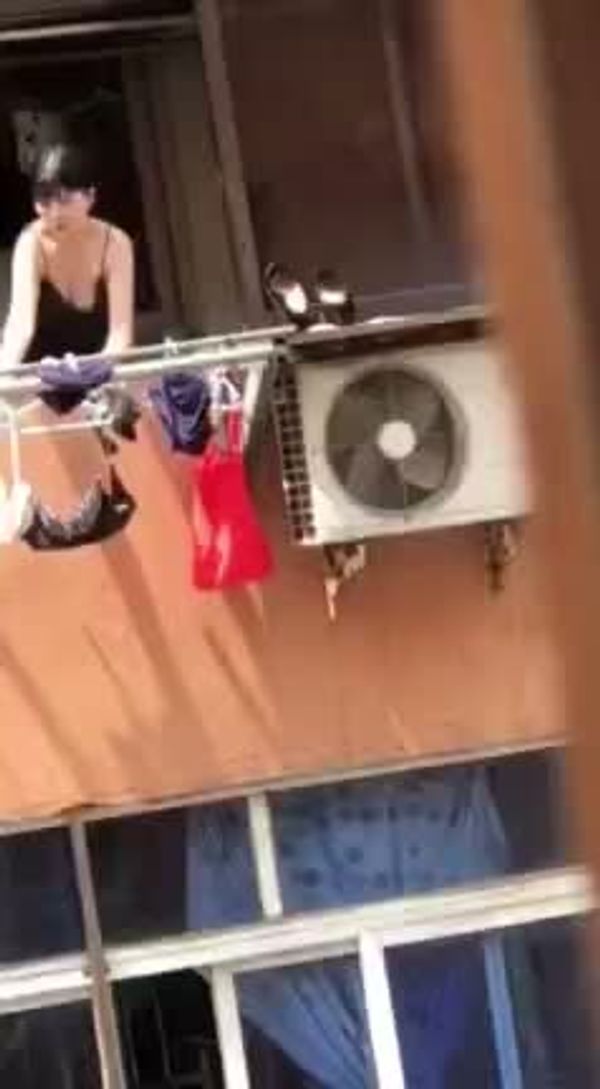 偷拍对面性感骚少妇