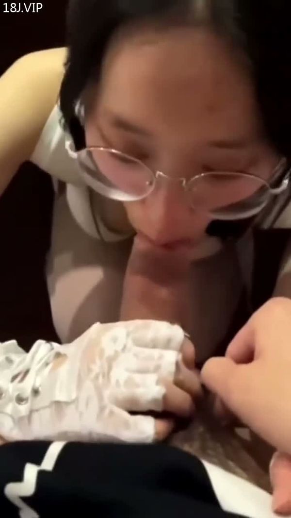 眼镜娘反差母狗口交