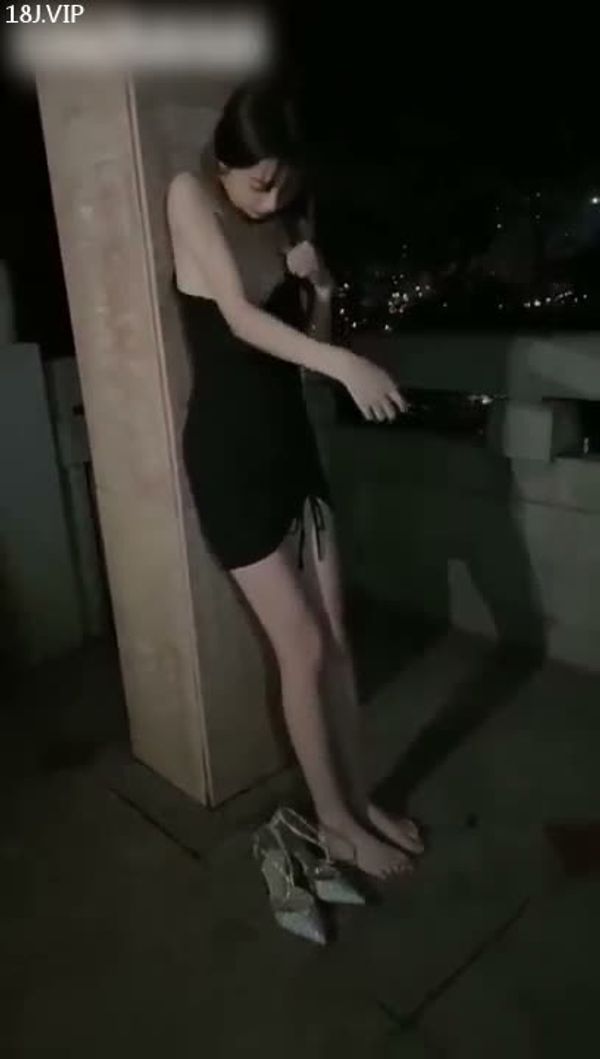 美女野外大胆露出