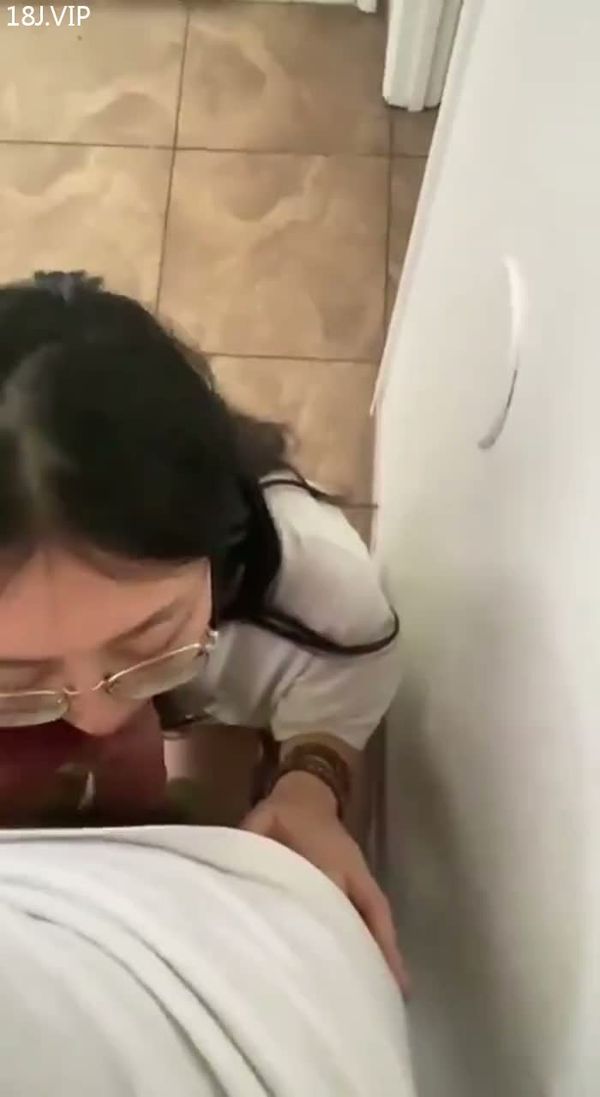爱喝养乐多的眼镜美女