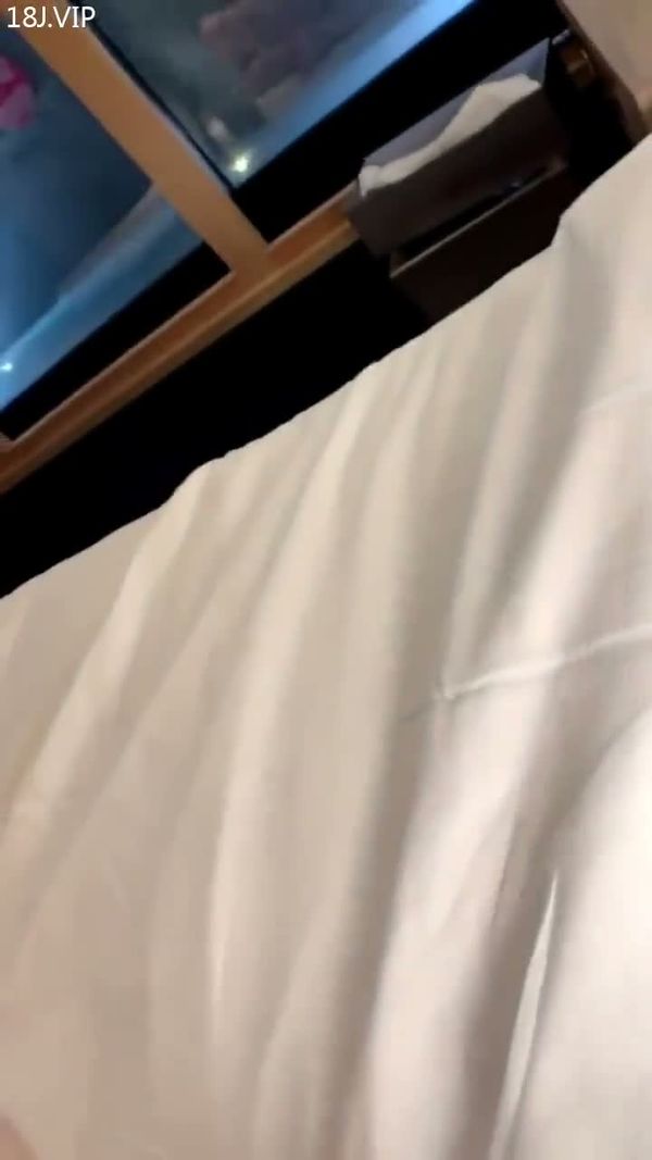 反差眼镜学生妹