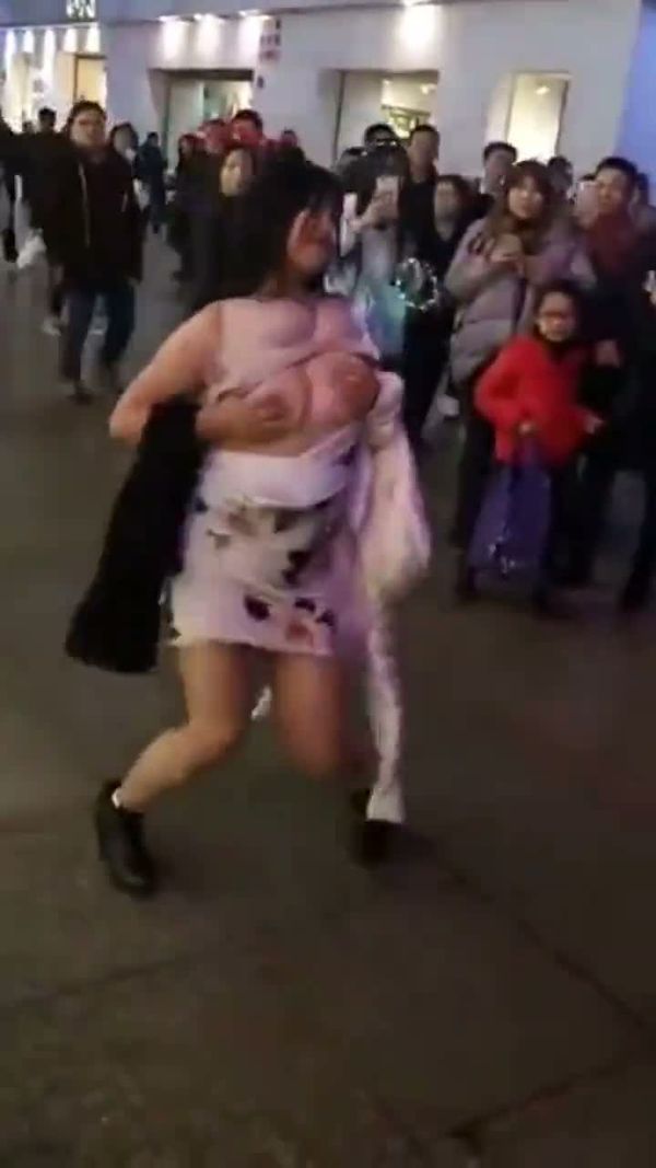 母狗街头露出自摸