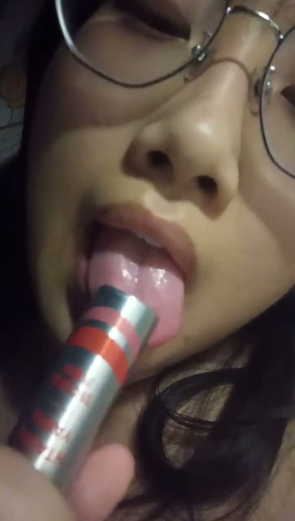 反差女友素颜自慰自拍