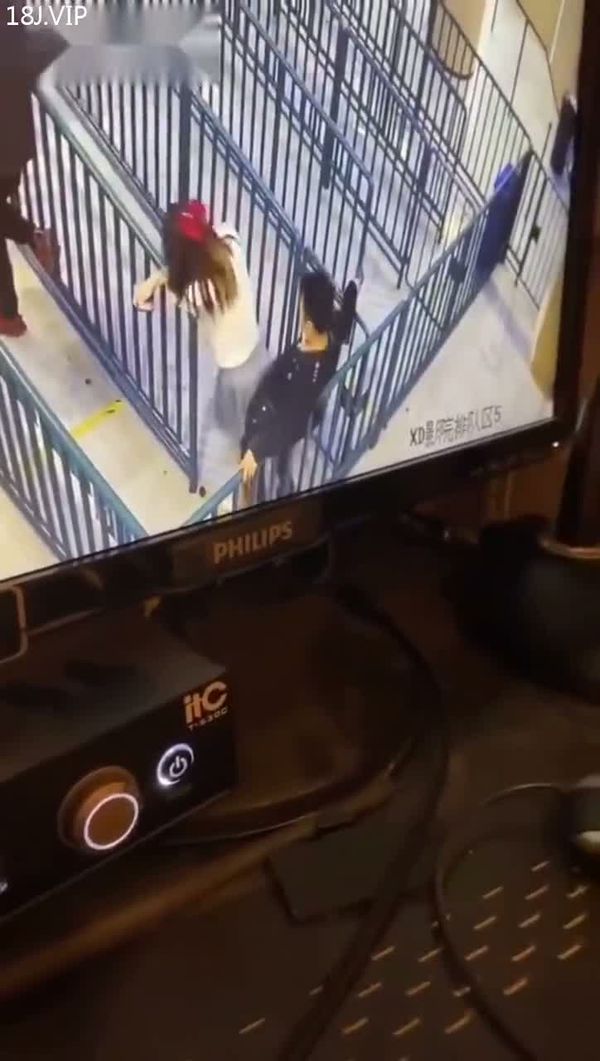 偷拍就偷拍还被发现了