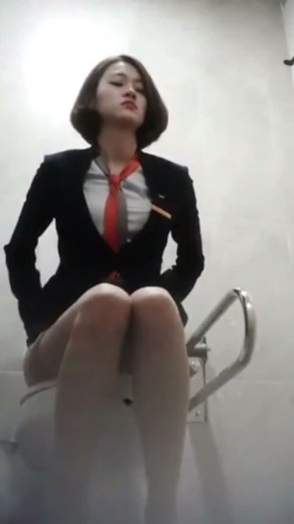 偷拍银行小姐姐放尿