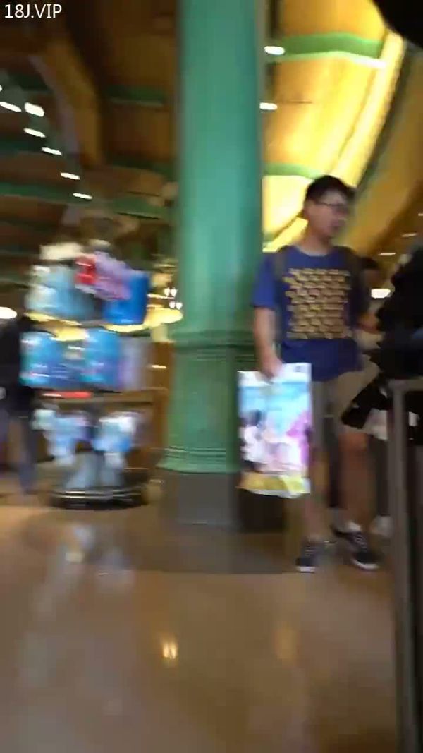 小姐姐逛商场没穿内裤