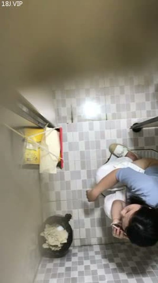 偷拍女领导上厕所