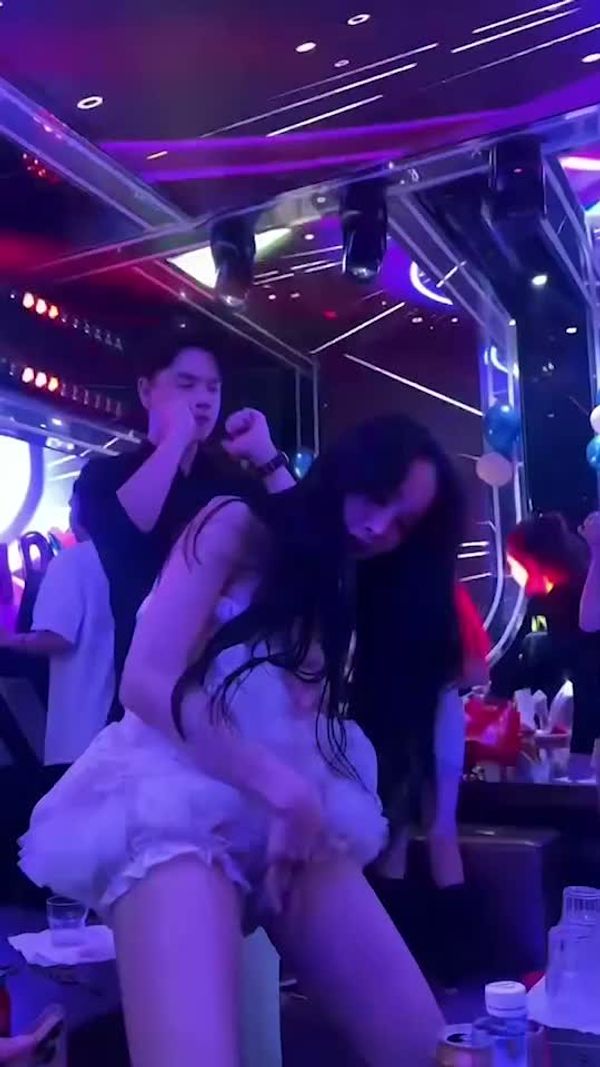 酒吧喝酒得叫个小姐
