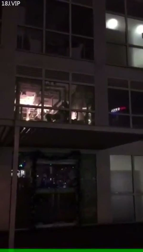 比萨店落地窗前开战