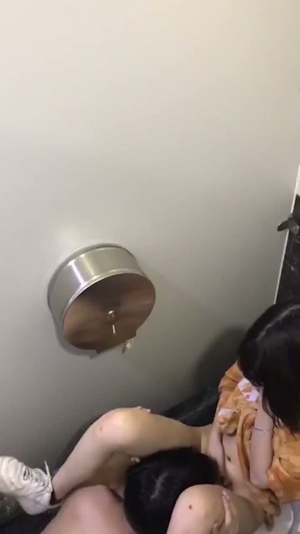偷拍厕所爱爱我最爱