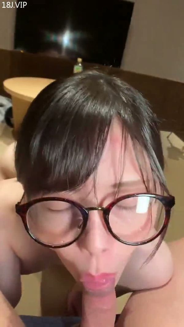 眼镜反差女神口活伺候