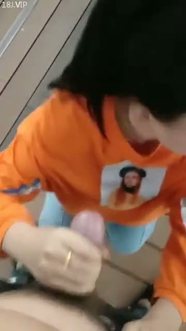 饥渴少妇户外口交