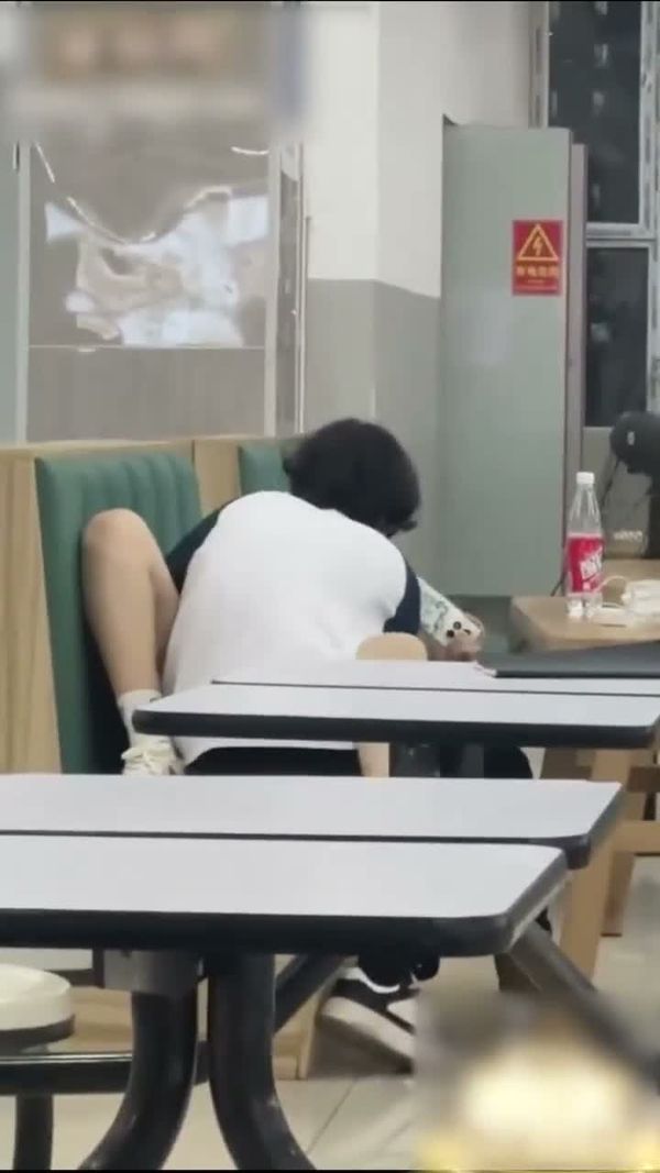 小情侣学校食堂被偷拍