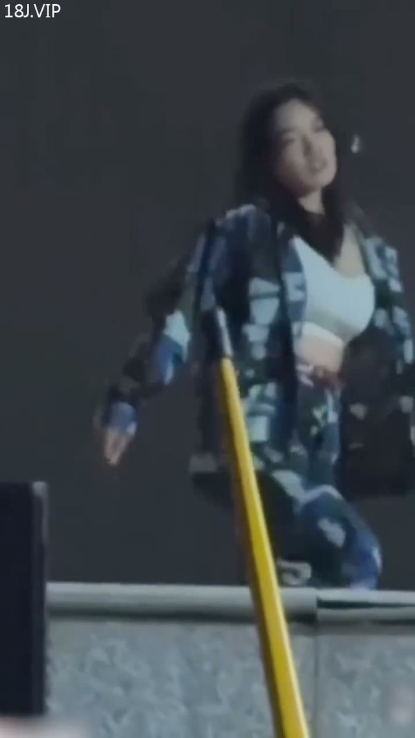 新生上台表演热奶