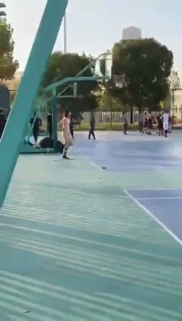 打个篮球把我打硬了
