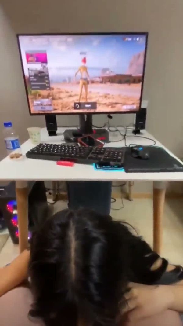 我玩吃鸡她也在吃鸡