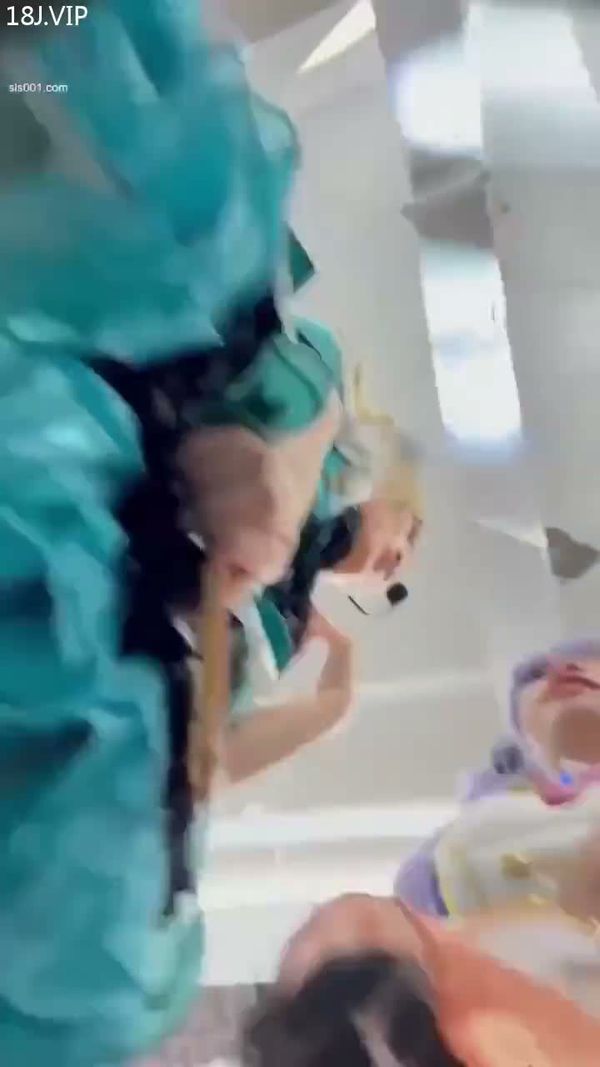 抄底美女主持人