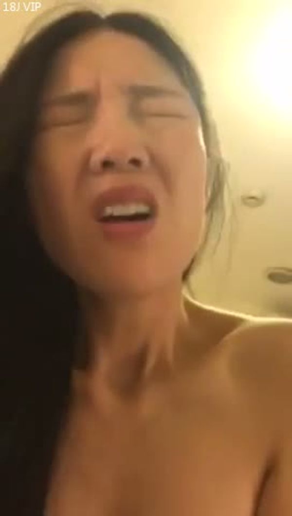 贫乳人妻骚得很