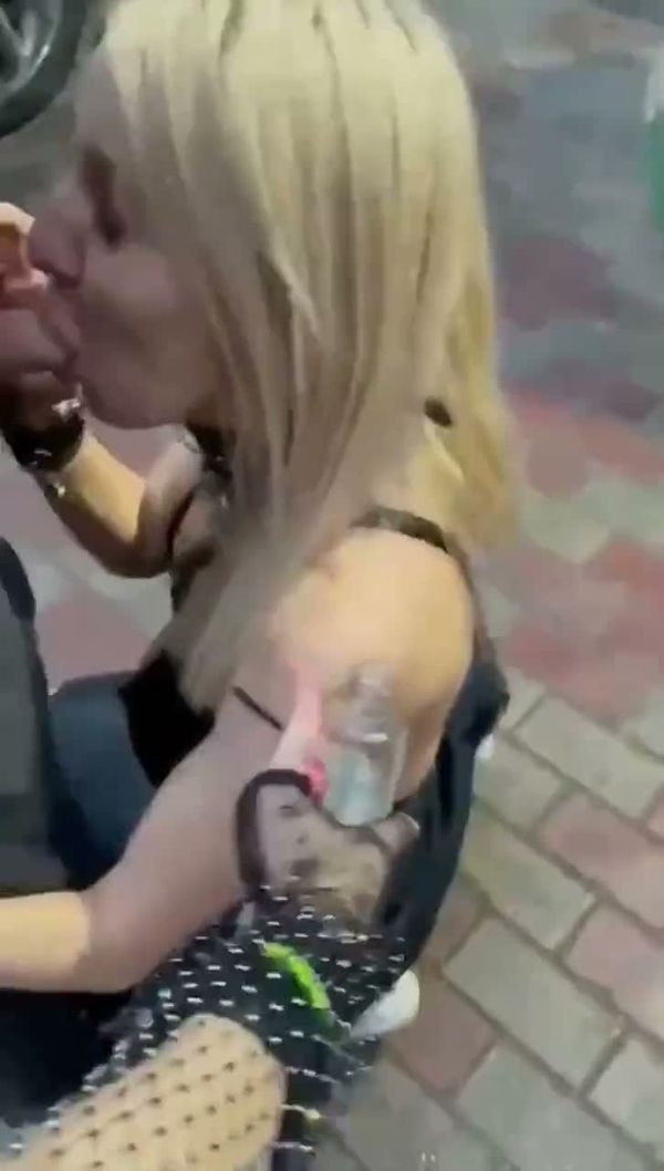 拍到母狗大街上口活